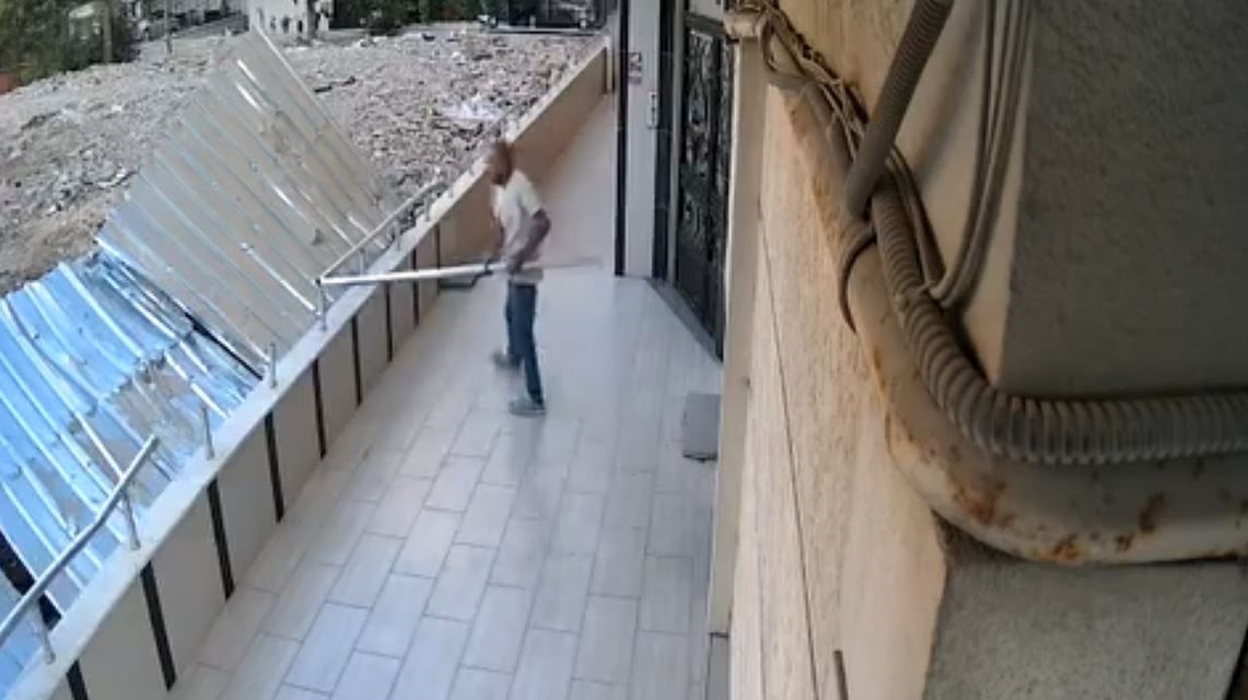 Avcılar’da bahçedeki tırabzanlarını söküp çalan hırsızlar kamerada