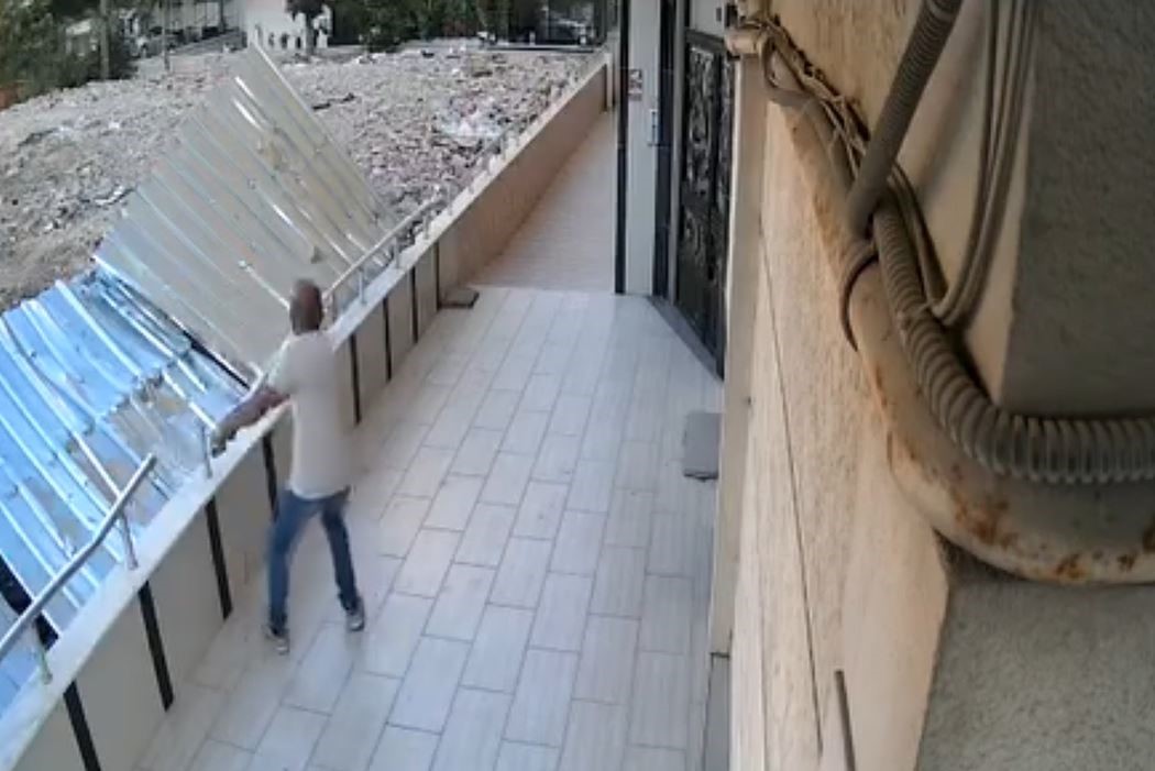 Avcılar’da bahçedeki tırabzanlarını söküp çalan hırsızlar kamerada