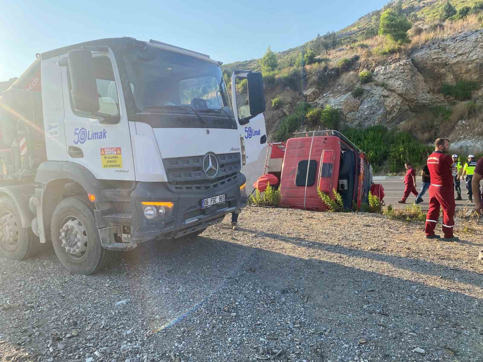 Yangına giden orman ekibinin su ikmal aracı kaza yaptı