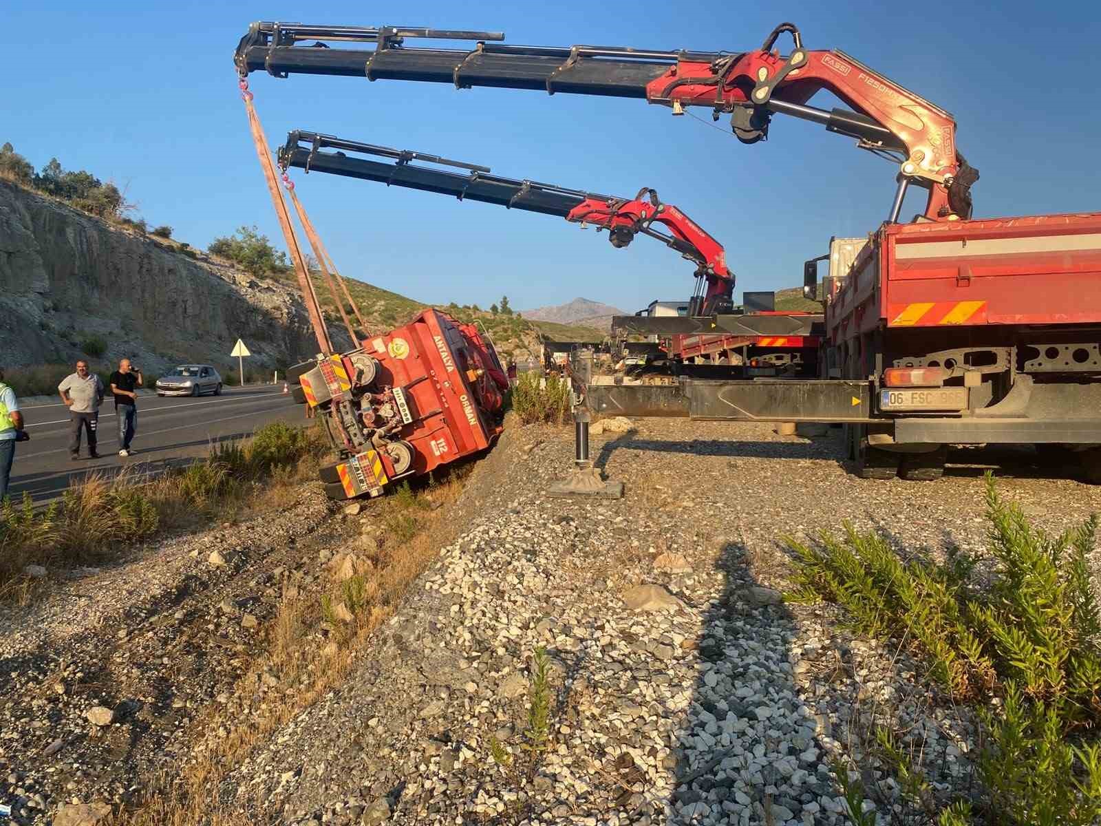 Yangına giden orman ekibinin su ikmal aracı kaza yaptı