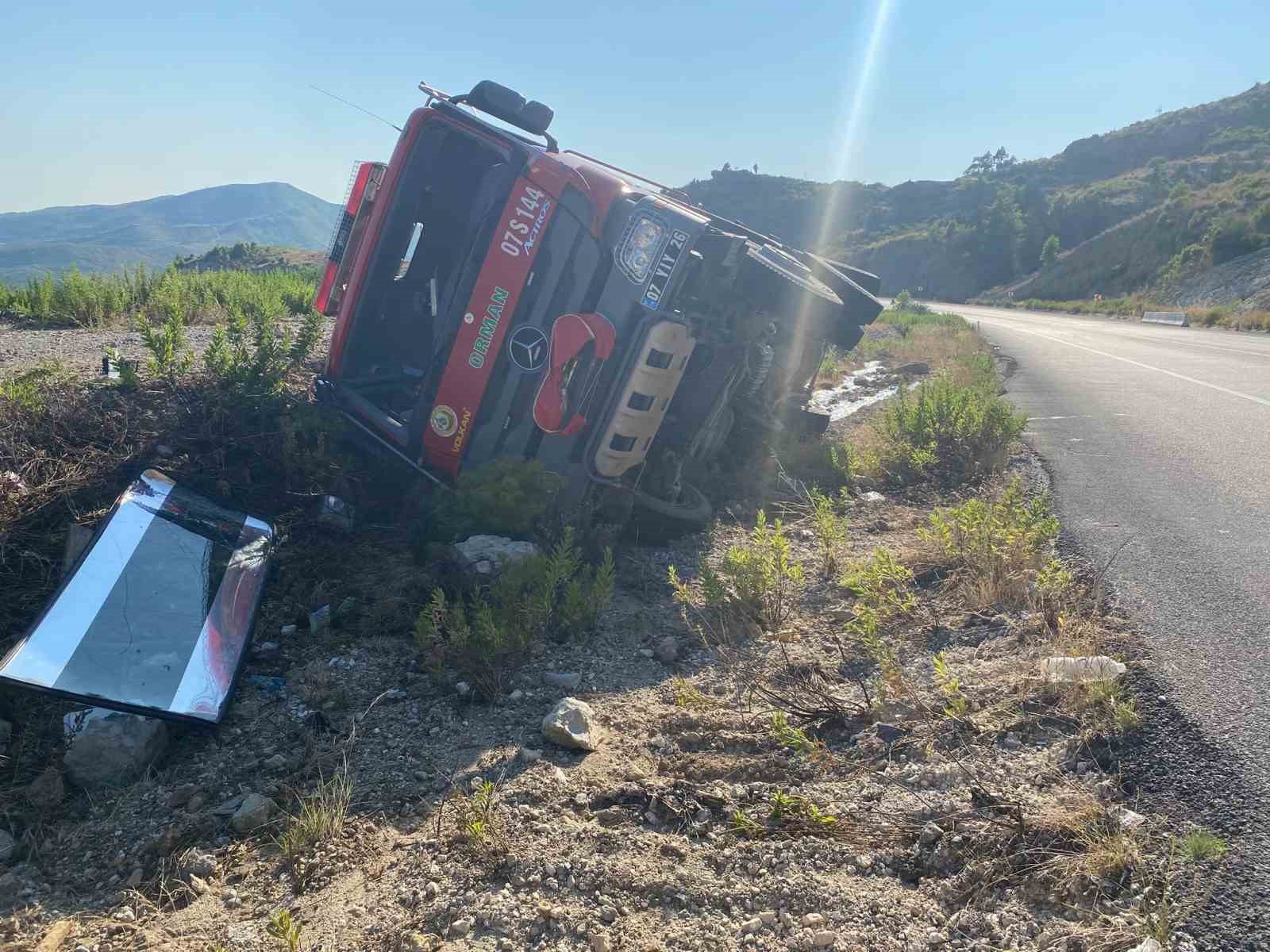 Yangına giden orman ekibinin su ikmal aracı kaza yaptı