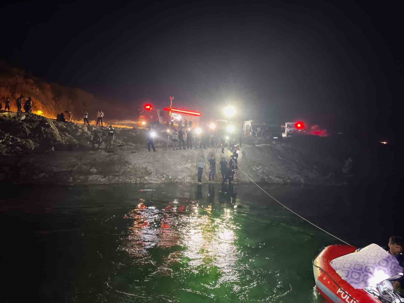 Fırat Nehri’nde su seviyesinin yükselmesi ile mahsur kalan 26 kişi kurtarıldı
