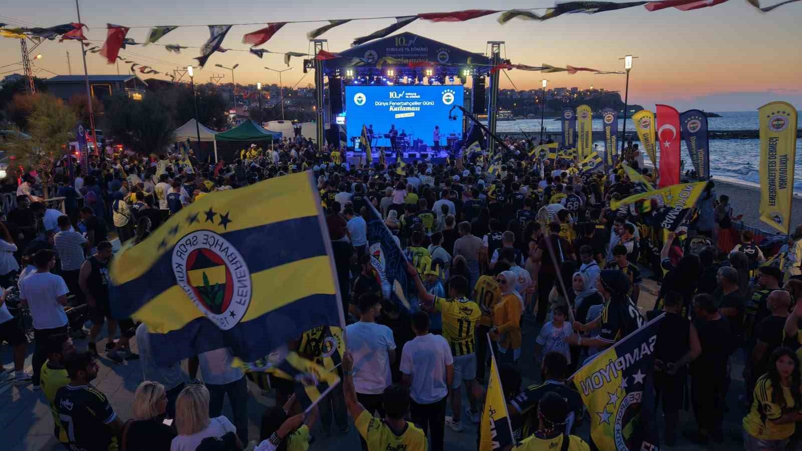 Karaburun sahili sarı-lacivert renklere büründü