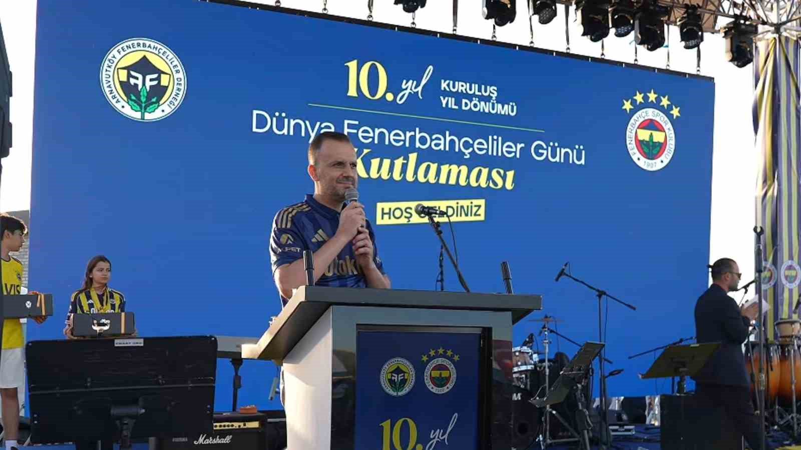Karaburun sahili sarı-lacivert renklere büründü