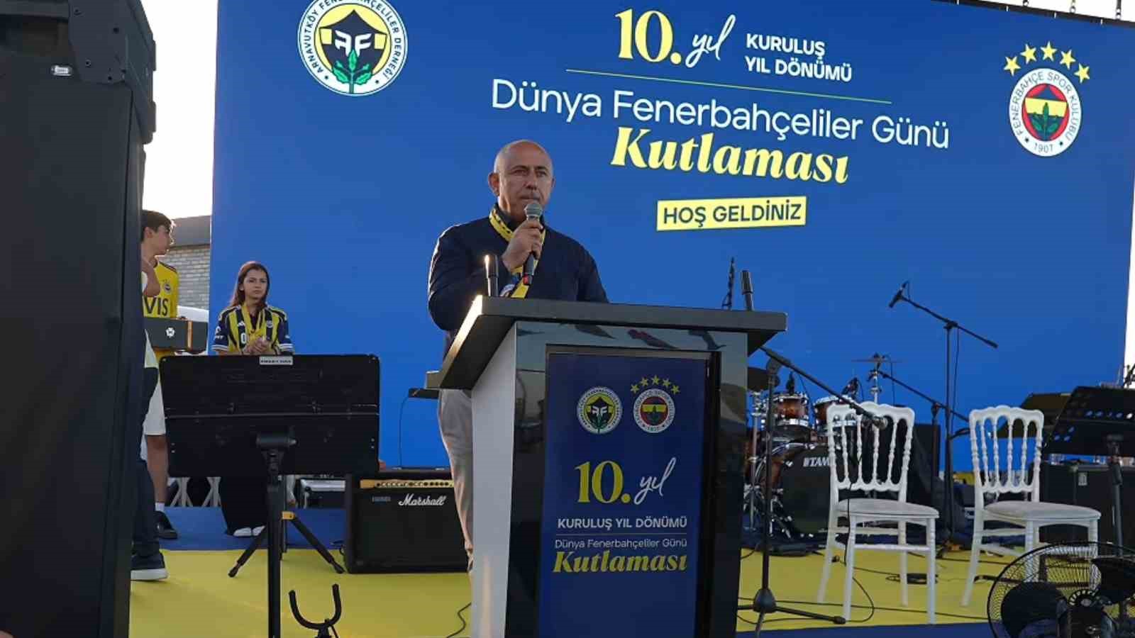 Karaburun sahili sarı-lacivert renklere büründü