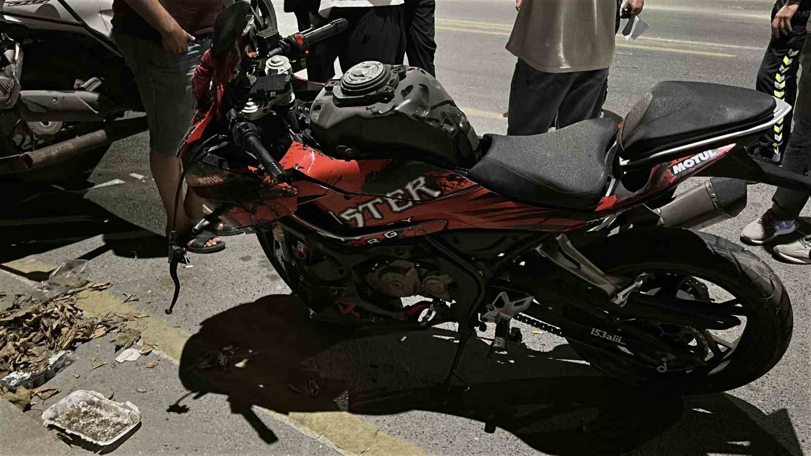 Sakarya’da hafif ticari araç ile iki motosiklet çarpıştı: 2 ağır yaralı