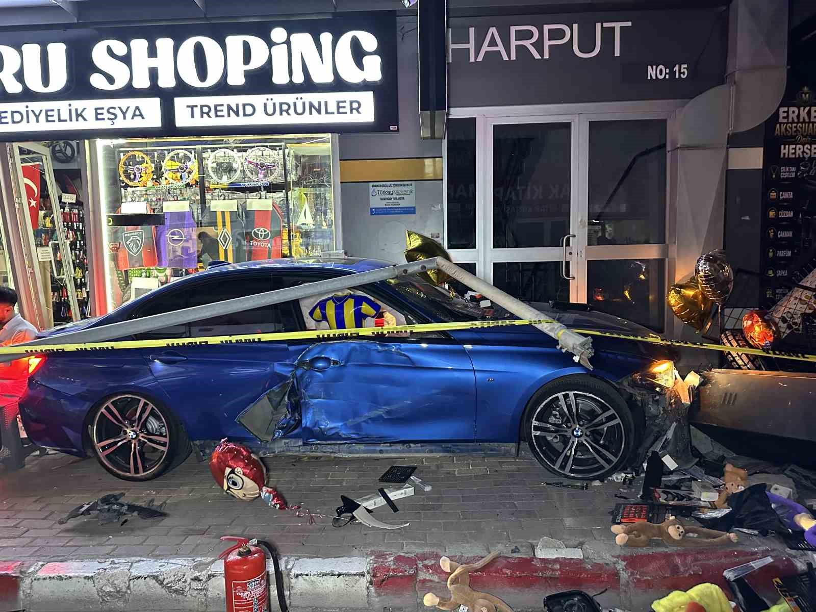 Aydınlatma direğine çarpan otomobil kaldırıma çıktı: 4 yaralı