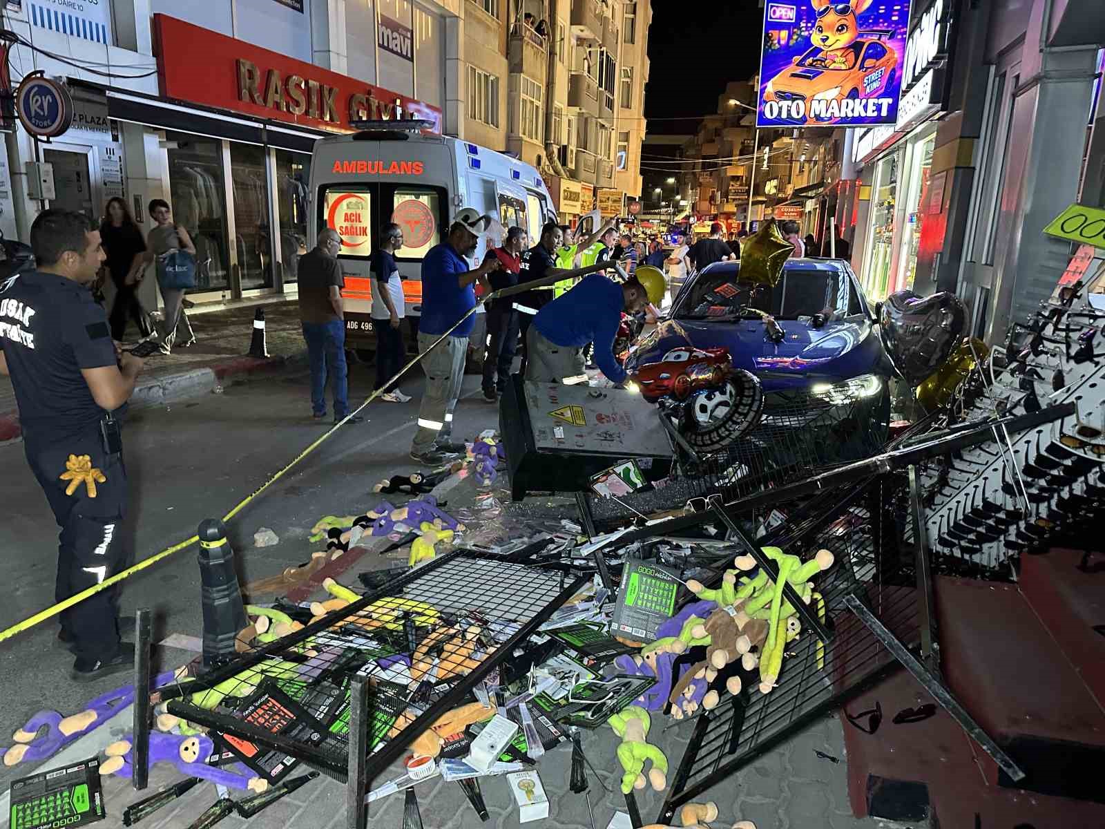 Aydınlatma direğine çarpan otomobil kaldırıma çıktı: 4 yaralı
