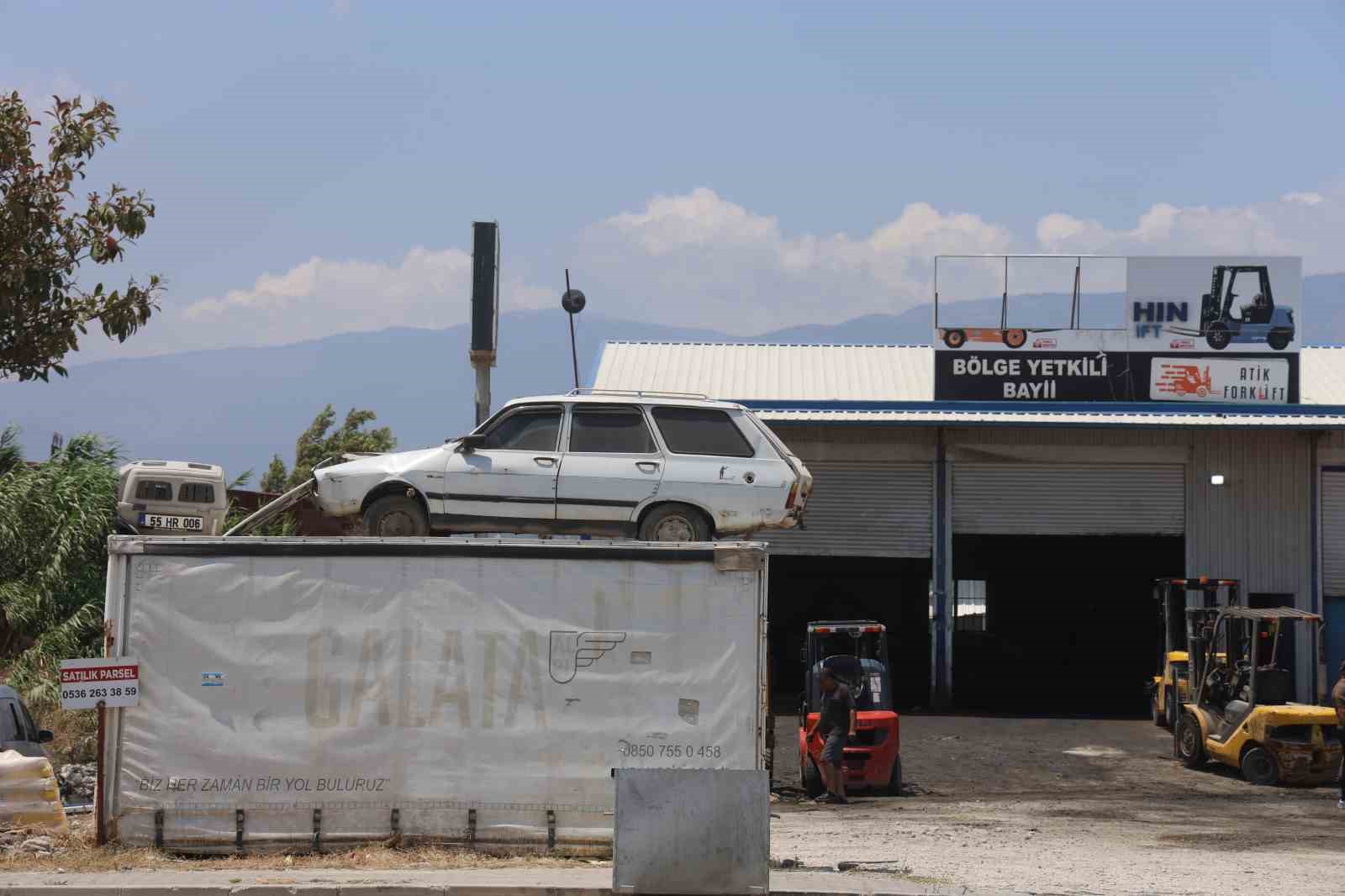 ’Emanet bizde namustur’ diyen esnaf, arkadaşının Toros’unu hırsızlardan koruyabilmek için forkliftle konteynerin üzerine koydu