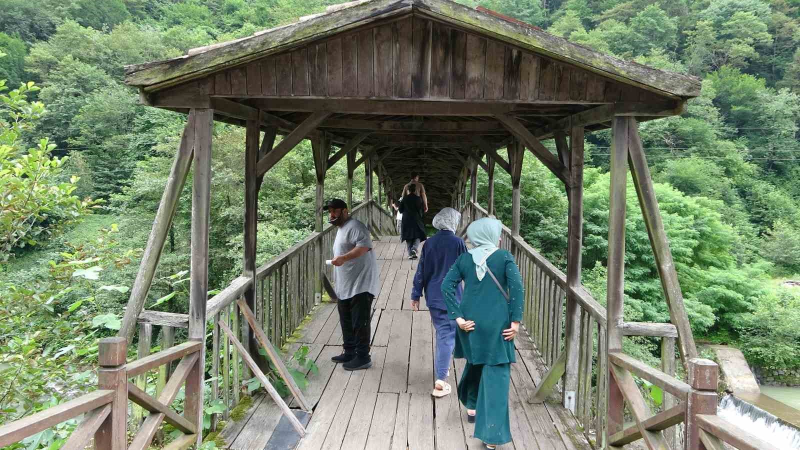 Tarihi Kiremitli Köprü turistlerin gözdesi oldu
