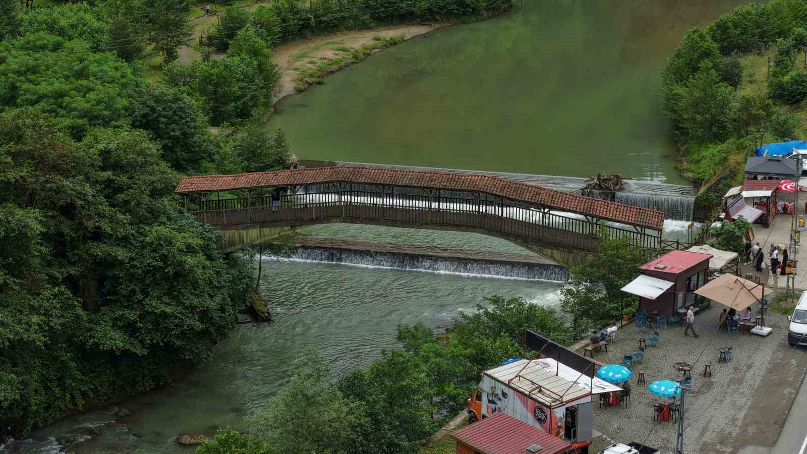 Tarihi Kiremitli Köprü turistlerin gözdesi oldu