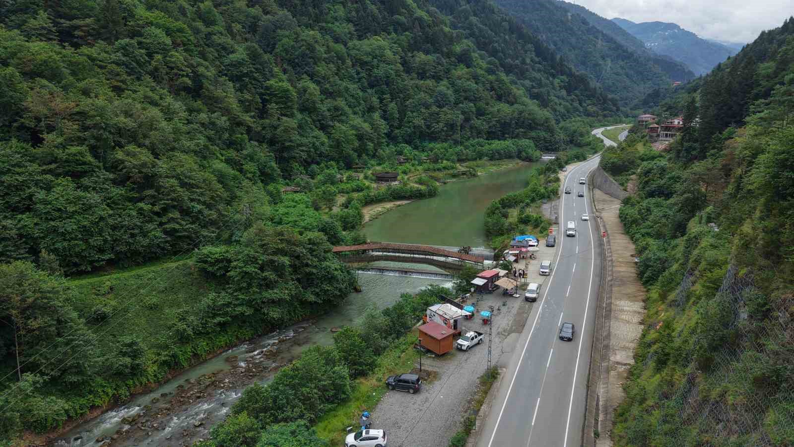 Tarihi Kiremitli Köprü turistlerin gözdesi oldu