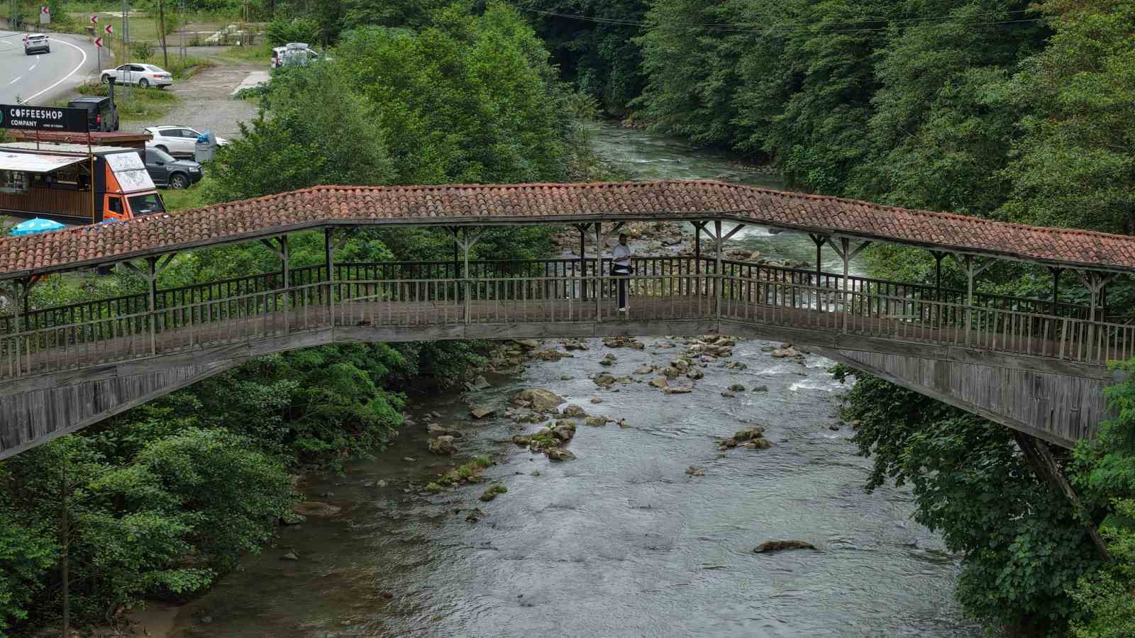 Tarihi Kiremitli Köprü turistlerin gözdesi oldu