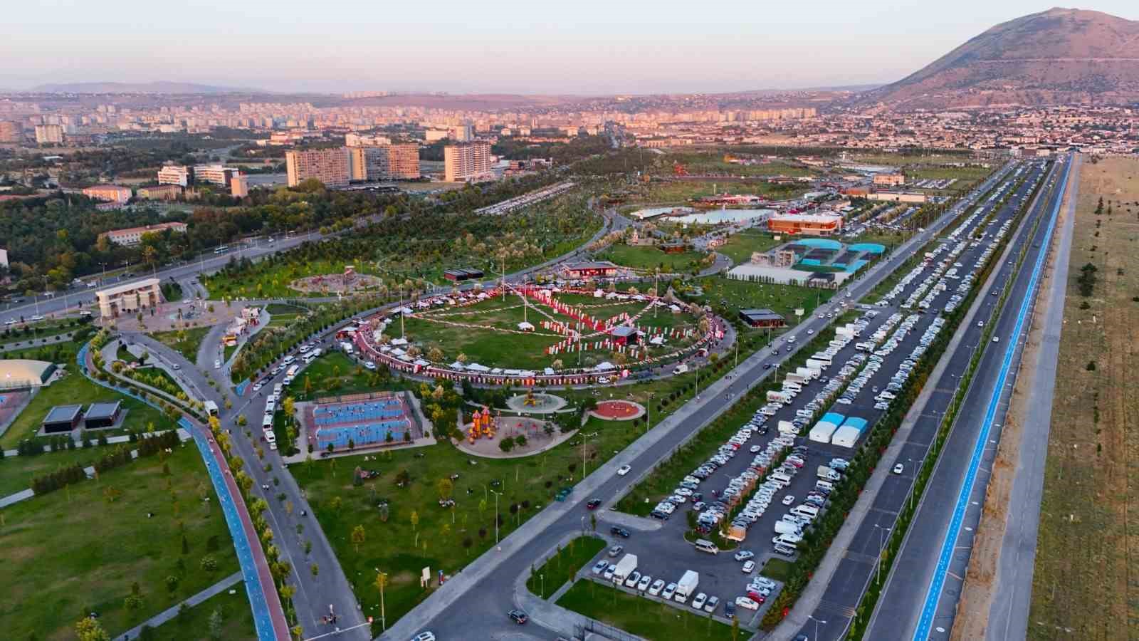 Recep Tayyip Erdoğan Millet Bahçesi yazın da Kayserililerin vazgeçilmez buluşma noktası oldu