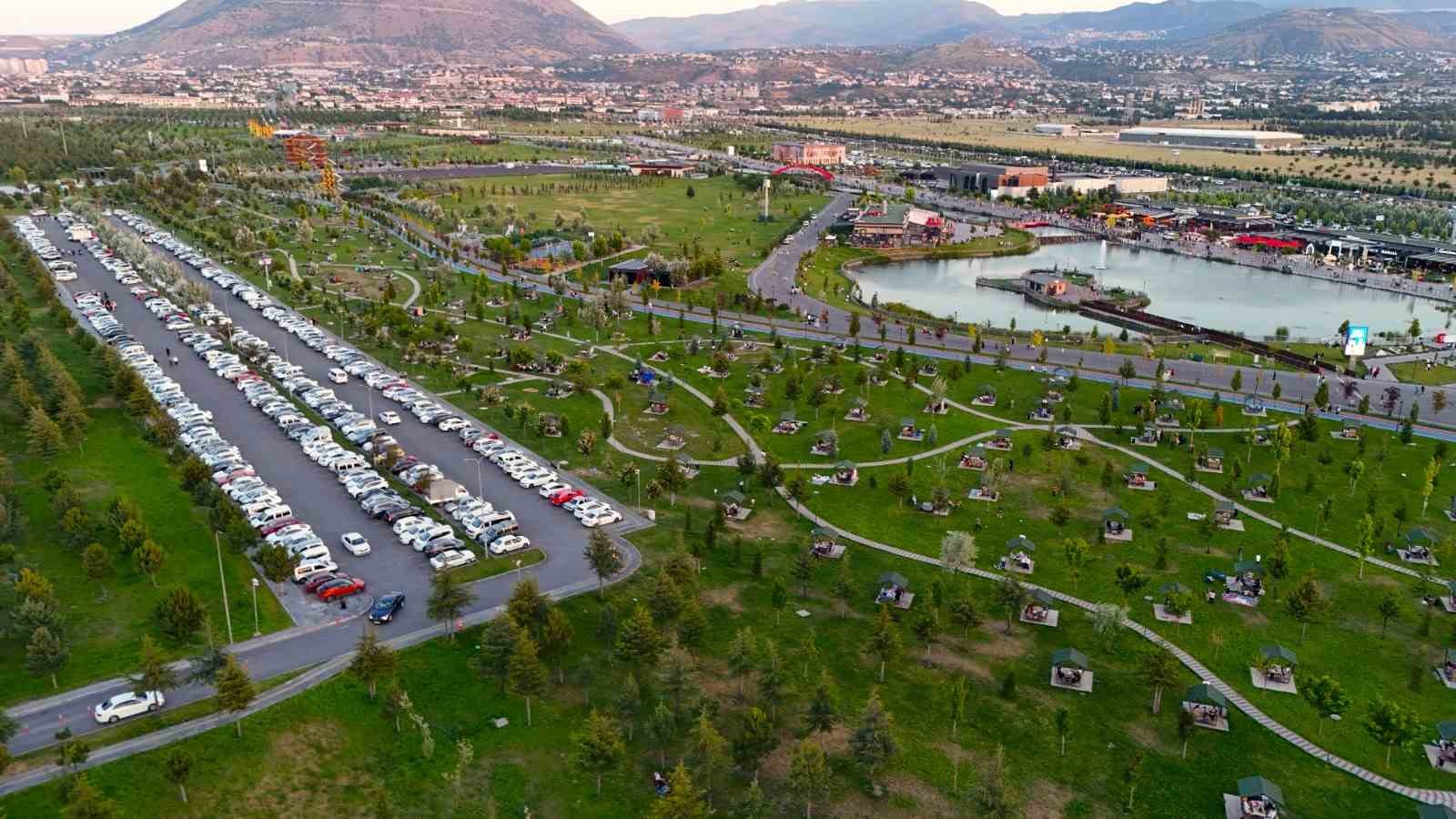 Recep Tayyip Erdoğan Millet Bahçesi yazın da Kayserililerin vazgeçilmez buluşma noktası oldu