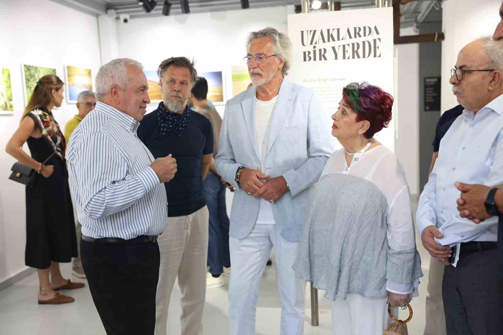 "Uzaklarda Bir Yerlerde" sergisi açıldı