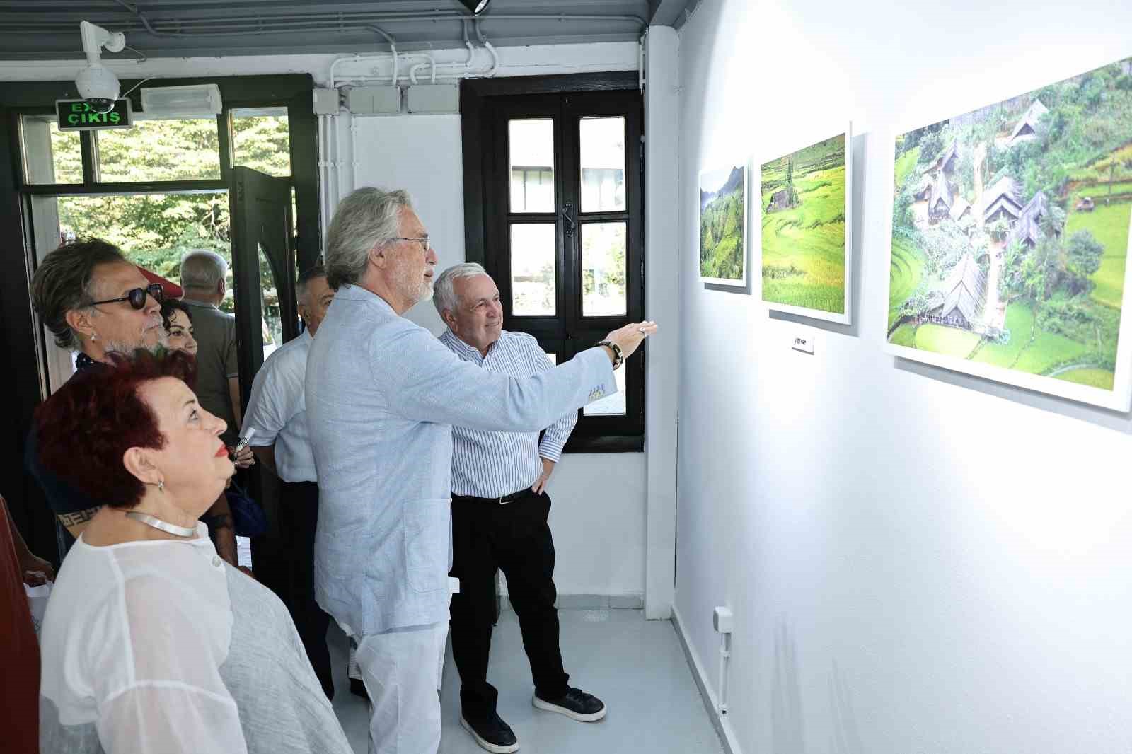 "Uzaklarda Bir Yerlerde" sergisi açıldı