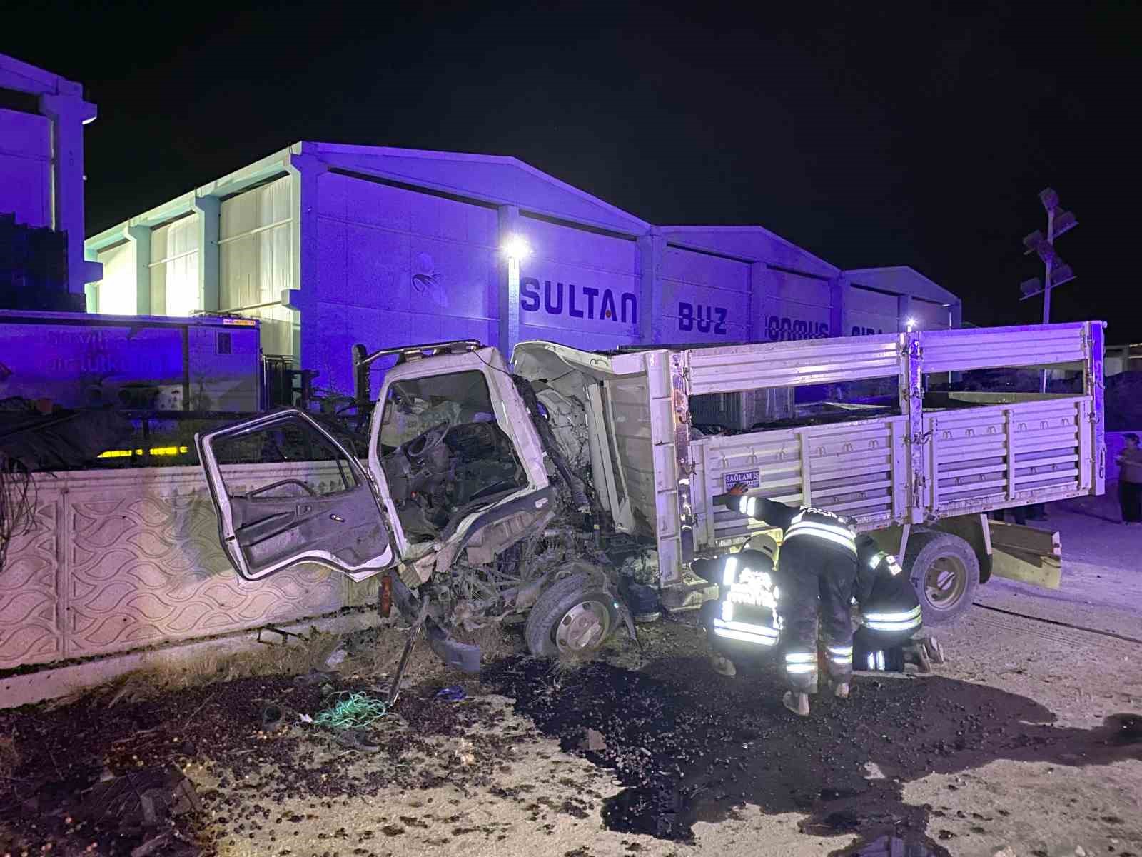 Kamyon önce traktöre sonra duvara çarptı: 1 ölü, 3 yaralı