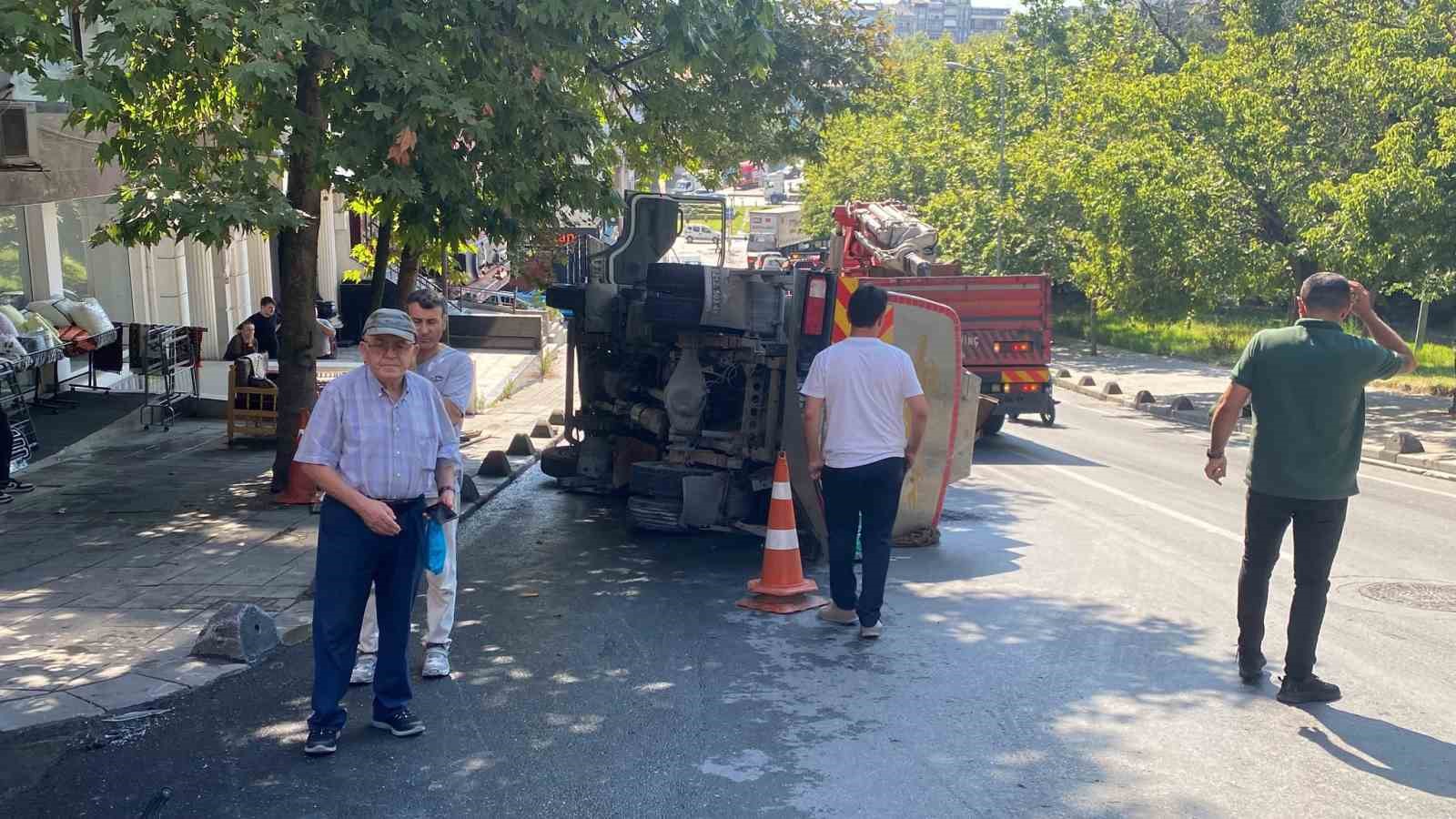 Bayrampaşa’da araca çarpan su tankeri devrildi: 1 kişinin yaralandığı kaza anı kamerada