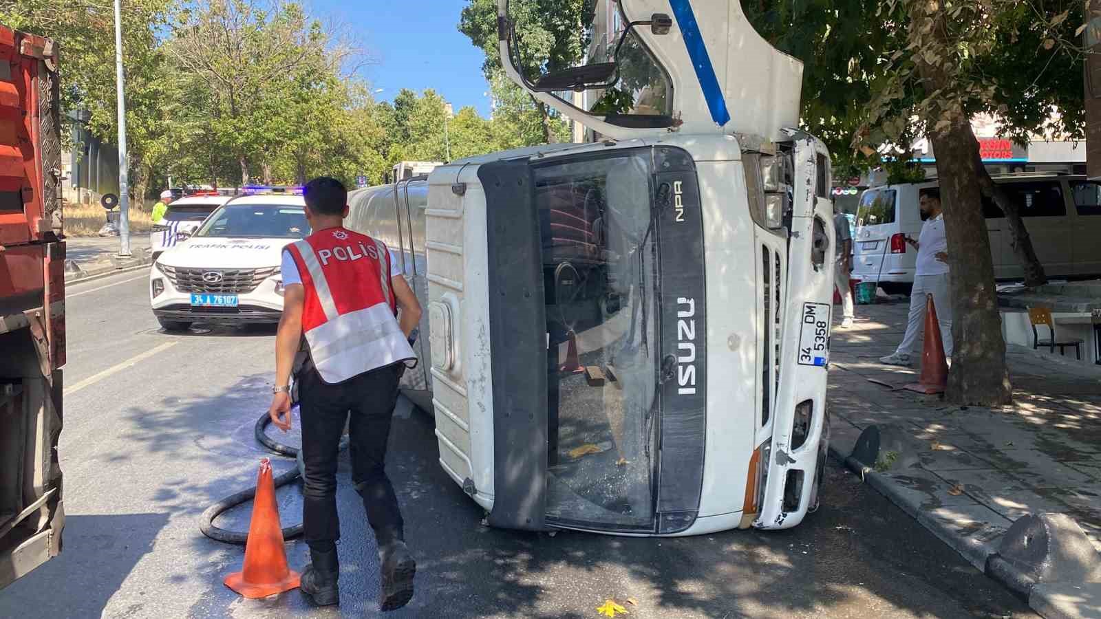 Bayrampaşa’da araca çarpan su tankeri devrildi: 1 kişinin yaralandığı kaza anı kamerada