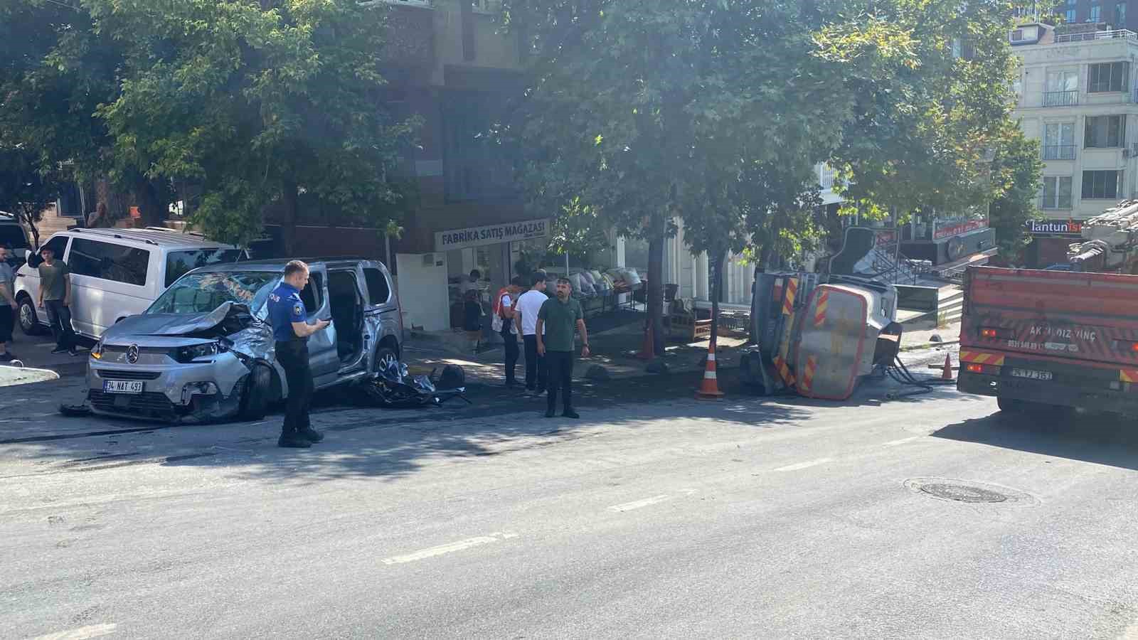 Bayrampaşa’da araca çarpan su tankeri devrildi: 1 kişinin yaralandığı kaza anı kamerada