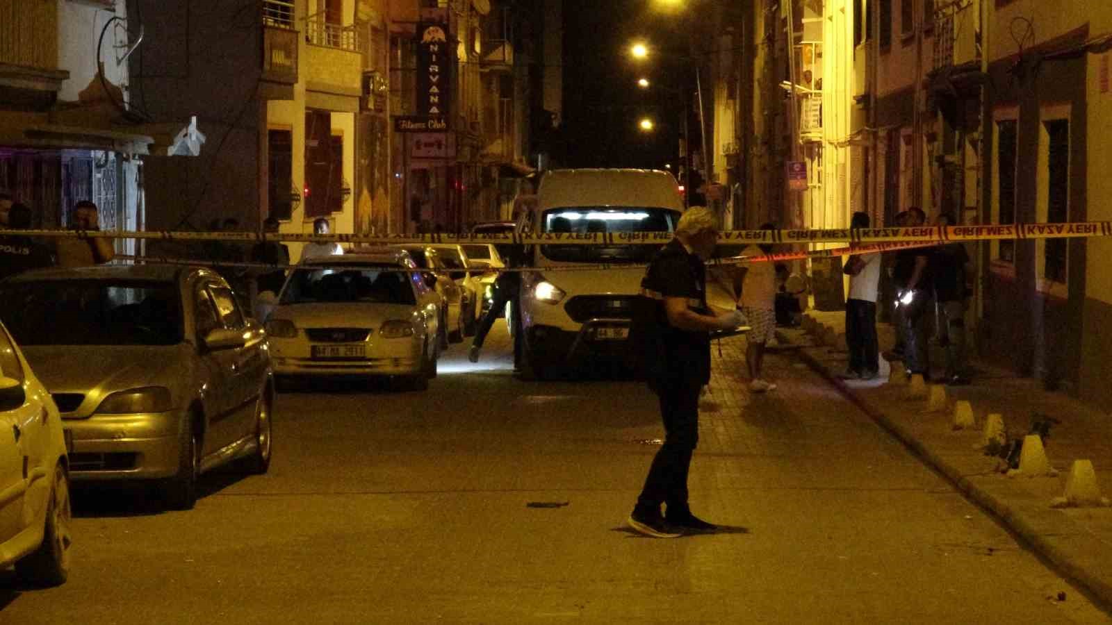 Ağır hasarlı binanın çatısından düşen kişi hayatını kaybetti