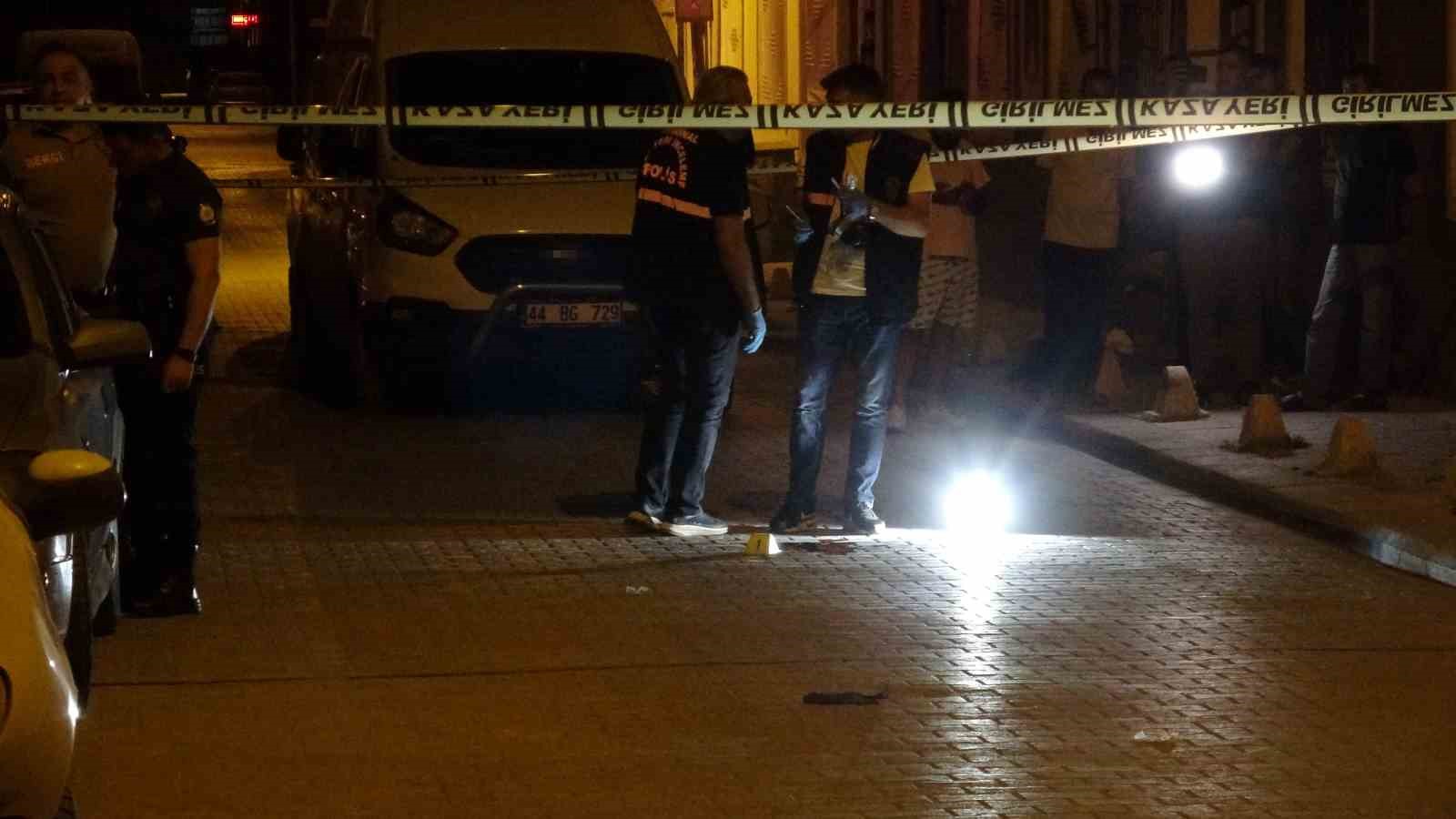 Ağır hasarlı binanın çatısından düşen kişi hayatını kaybetti
