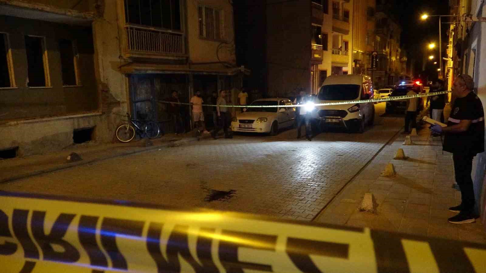 Ağır hasarlı binanın çatısından düşen kişi hayatını kaybetti