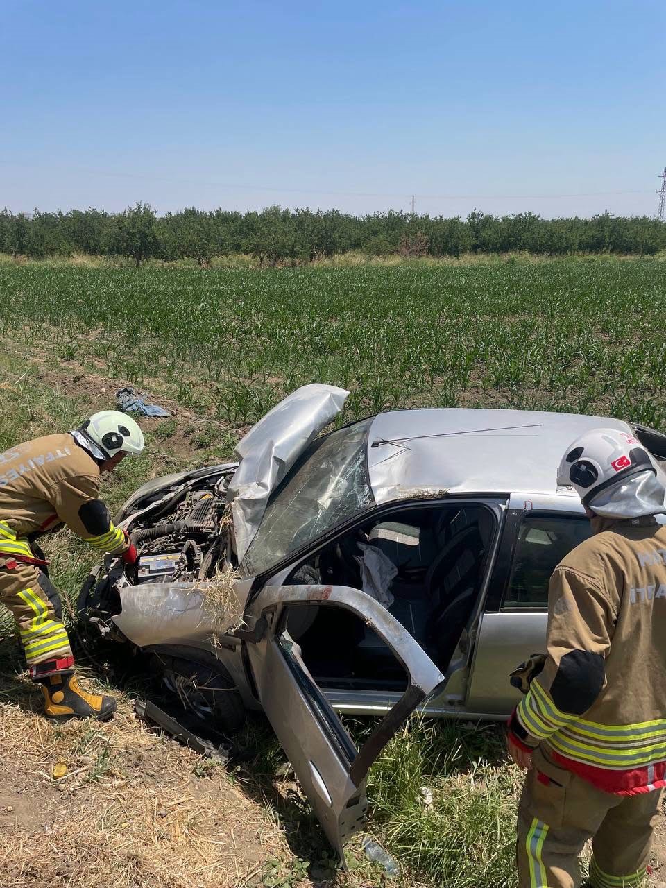 Kırıkhan’da tarlaya uçan otomobilin sürücüsü yaralandı