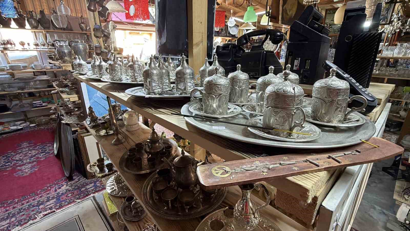 Bu dükkan ziyaretçilerini yıllar öncesine götürüyor