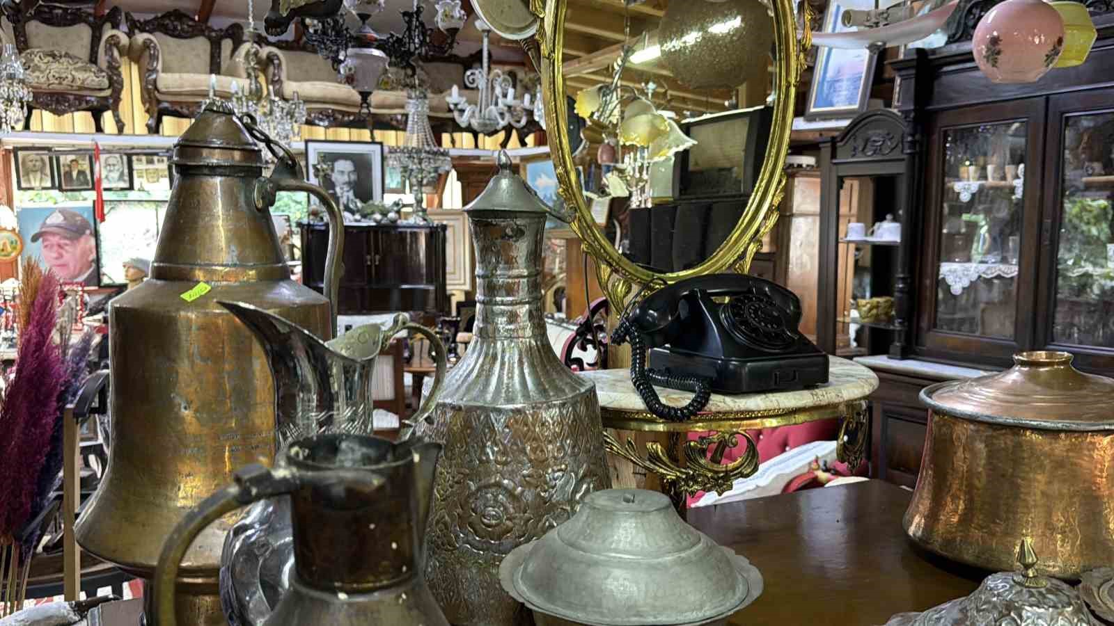 Bu dükkan ziyaretçilerini yıllar öncesine götürüyor