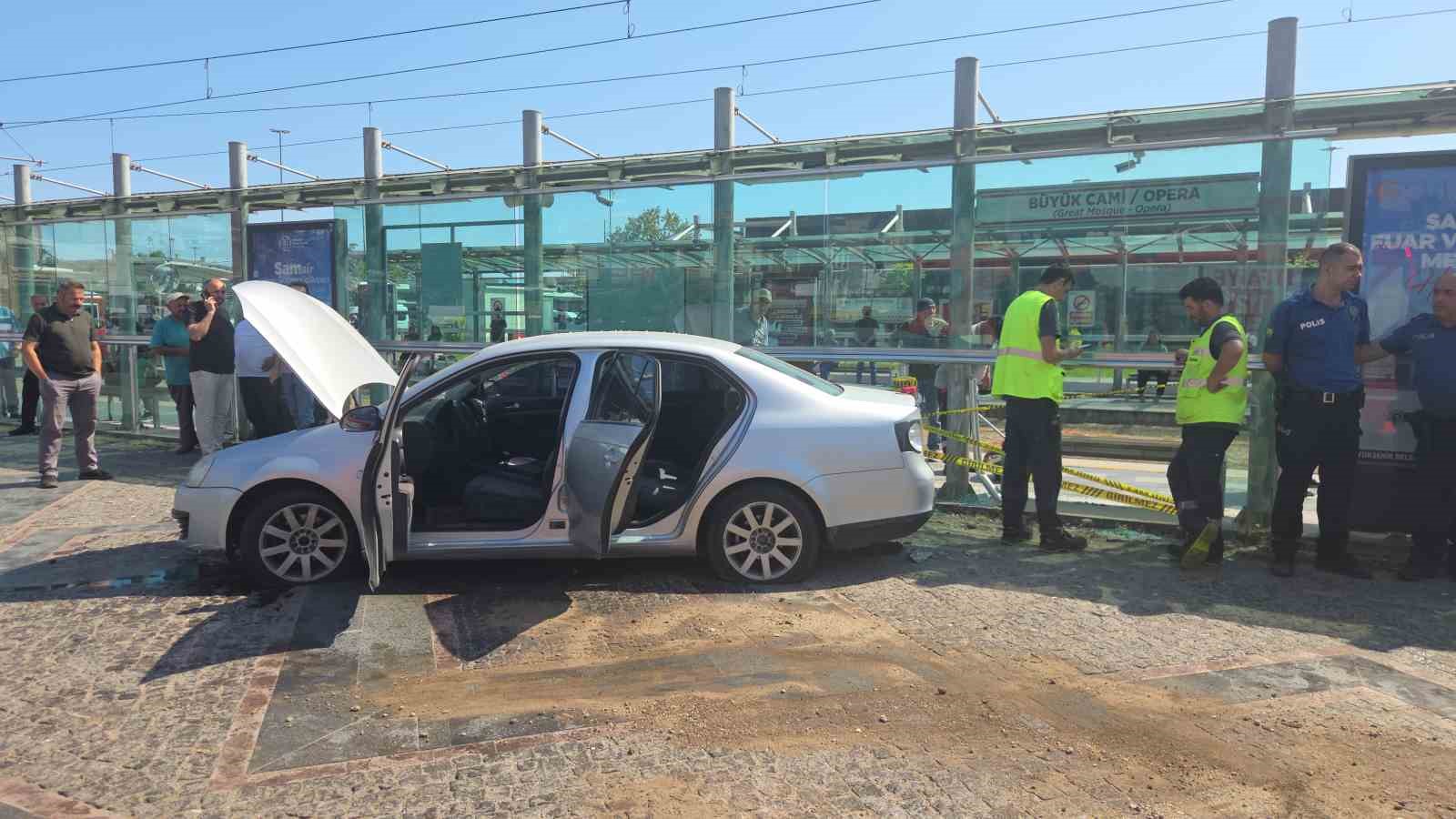 Otomobil tramvay istasyonuna çarptı: 3 yaralı