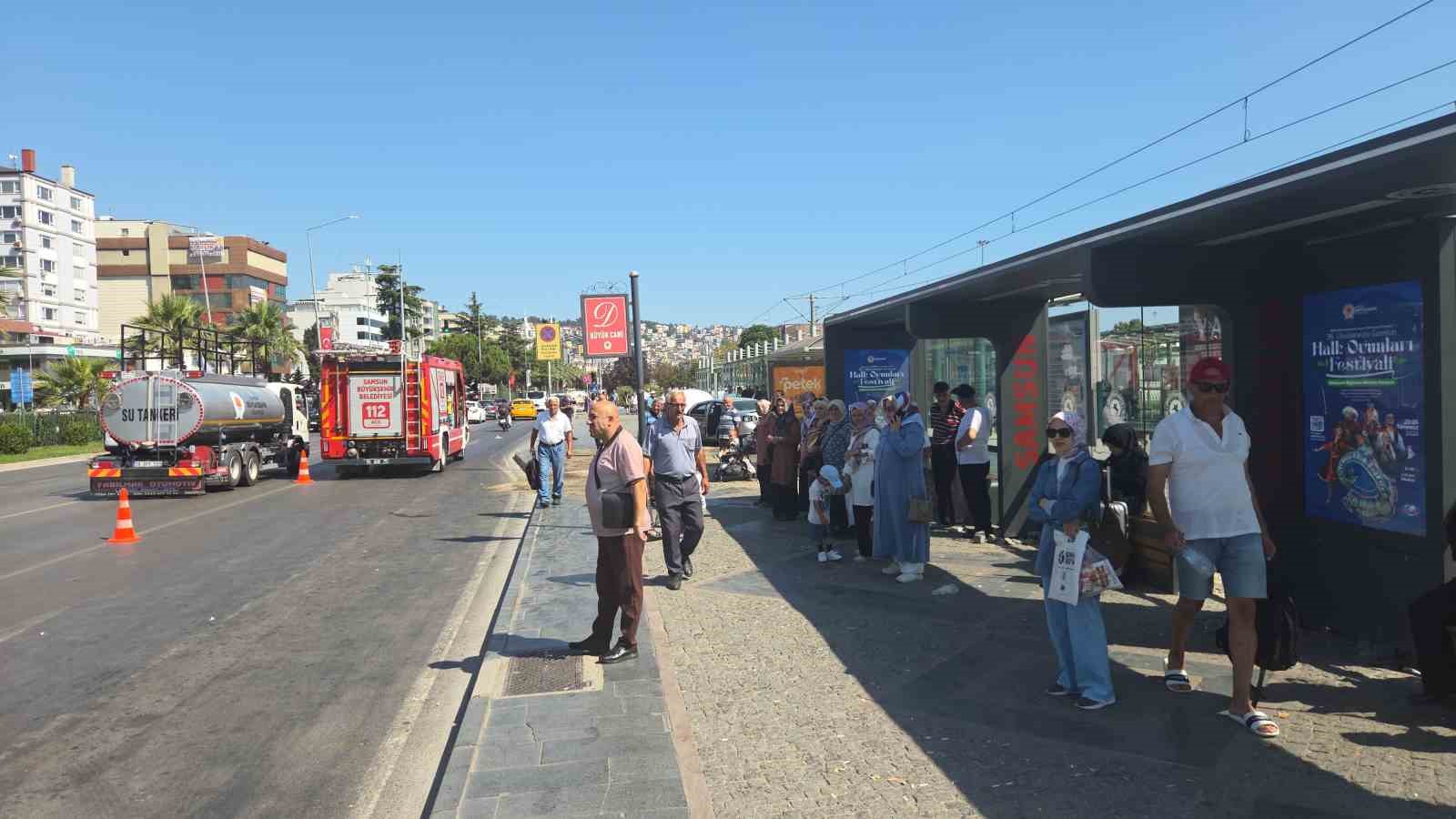 Otomobil tramvay istasyonuna çarptı: 3 yaralı