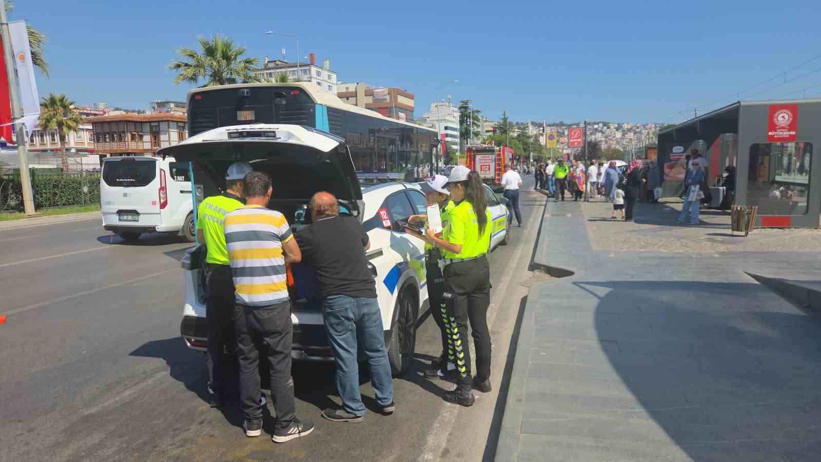 Otomobil tramvay istasyonuna çarptı: 3 yaralı