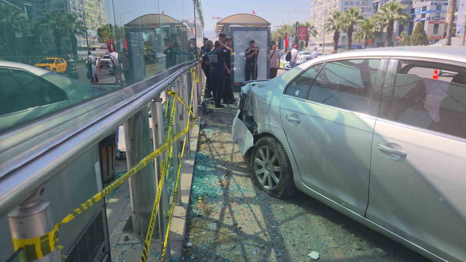 Otomobil tramvay istasyonuna çarptı: 3 yaralı