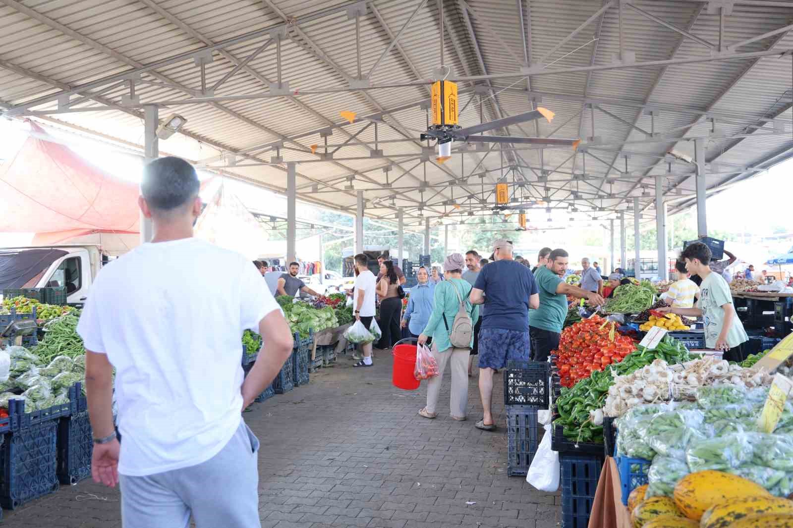 Adana sıcağı bunalttı, belediye pazara tavan vantilatörleri kurdu