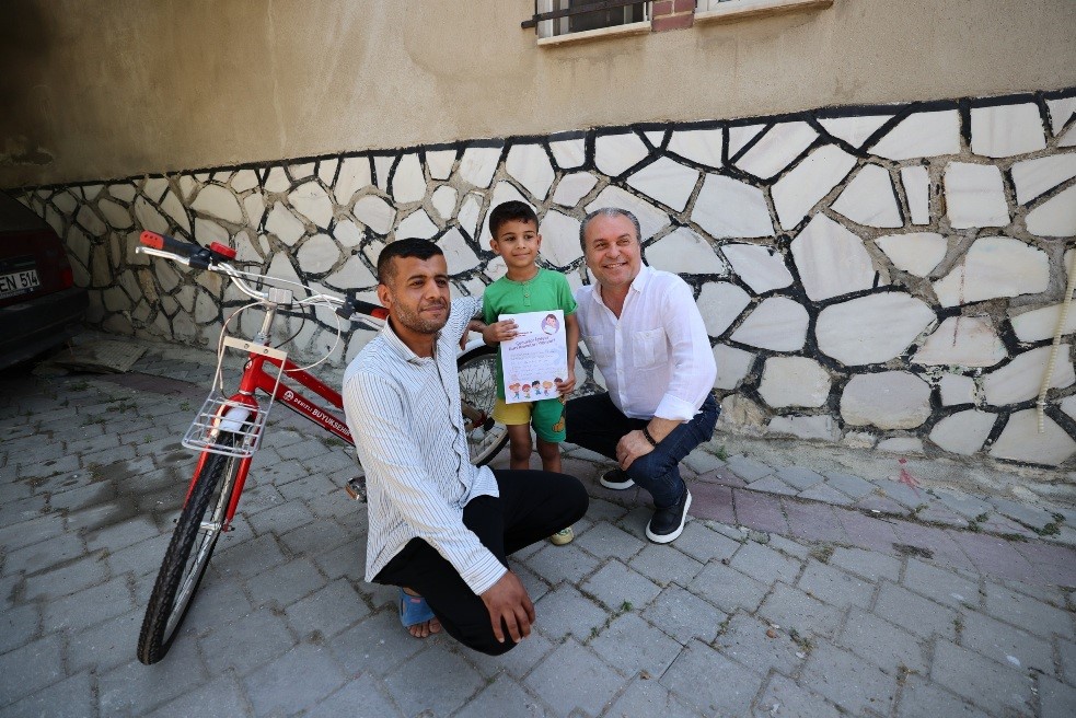 Denizli Büyükşehirden miniklere bisiklet hediyesi