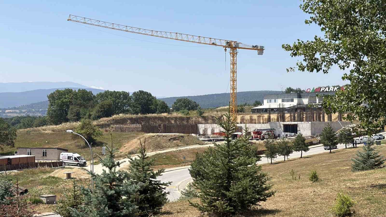 Bolu’da üniversitenin ek bina inşaatında maaş krizi: İşçi vince çıktı