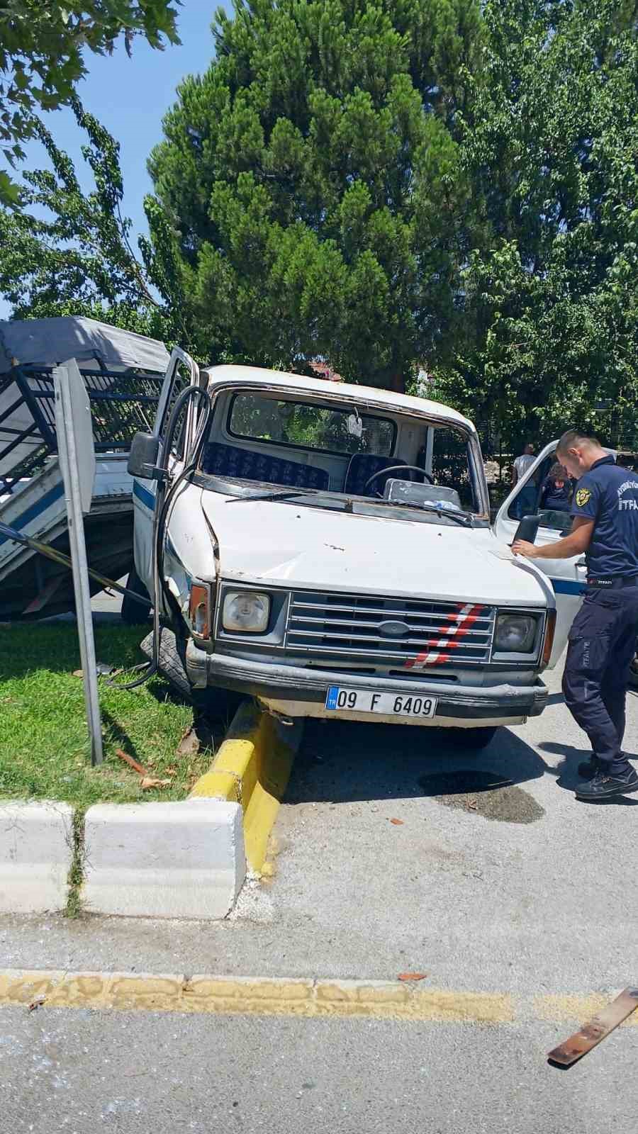 Otomobille çarpışan kamyonet refüje çıktı: 1 yaralı