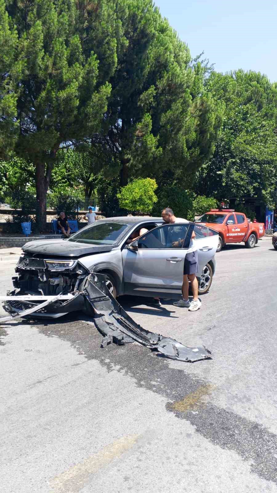Otomobille çarpışan kamyonet refüje çıktı: 1 yaralı