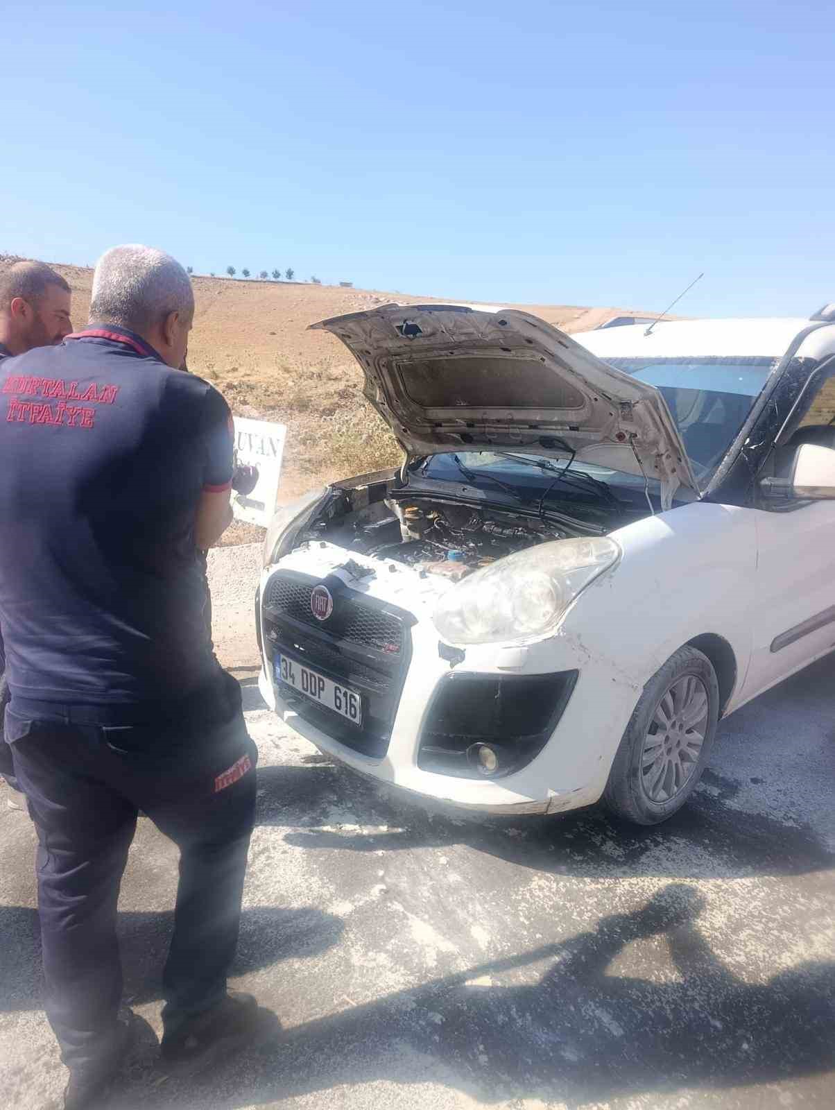 Siirt’te seyir halindeki araç alev topuna döndü
