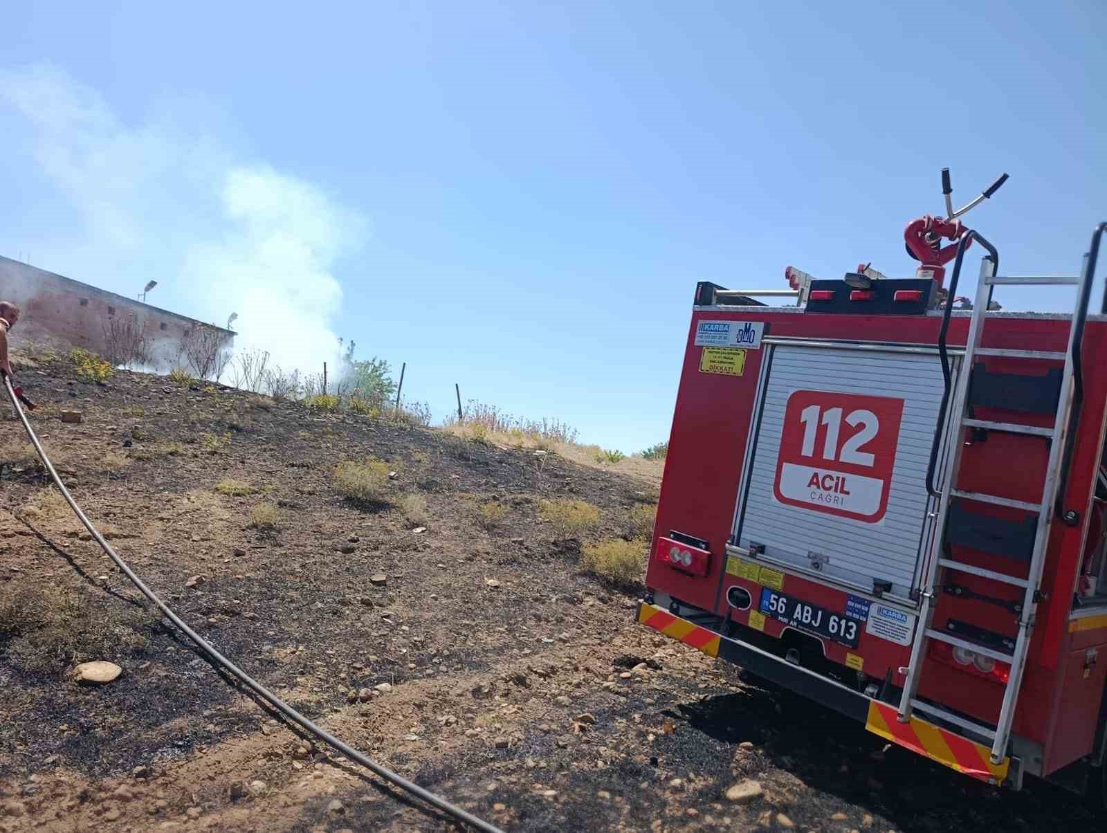 Kurtalan’da anız yangını bahçelere sıçradı