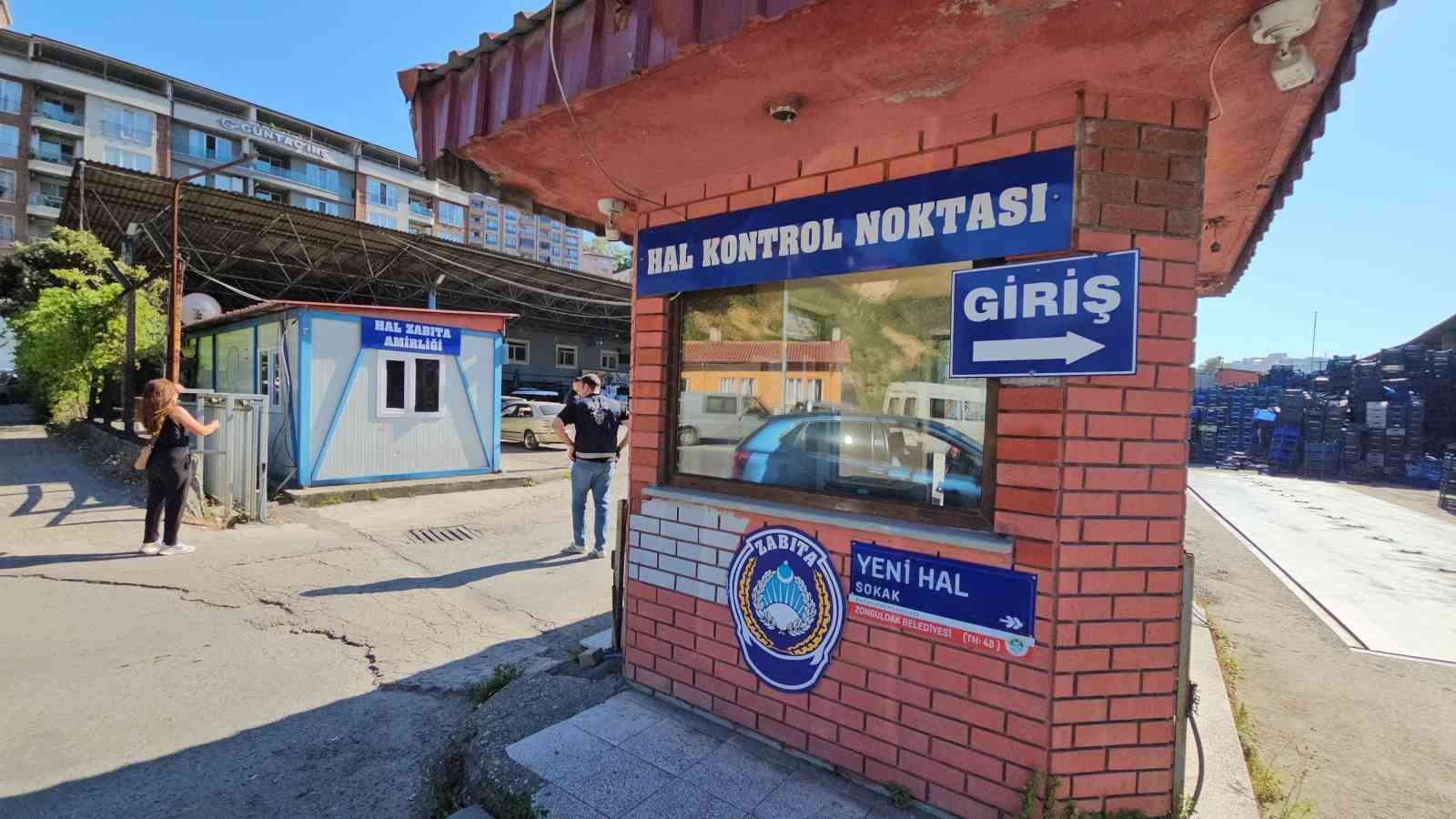 Hal güvenlik görevlisi alacak-verecek kavgasında zabıtayı ayağından vurdu