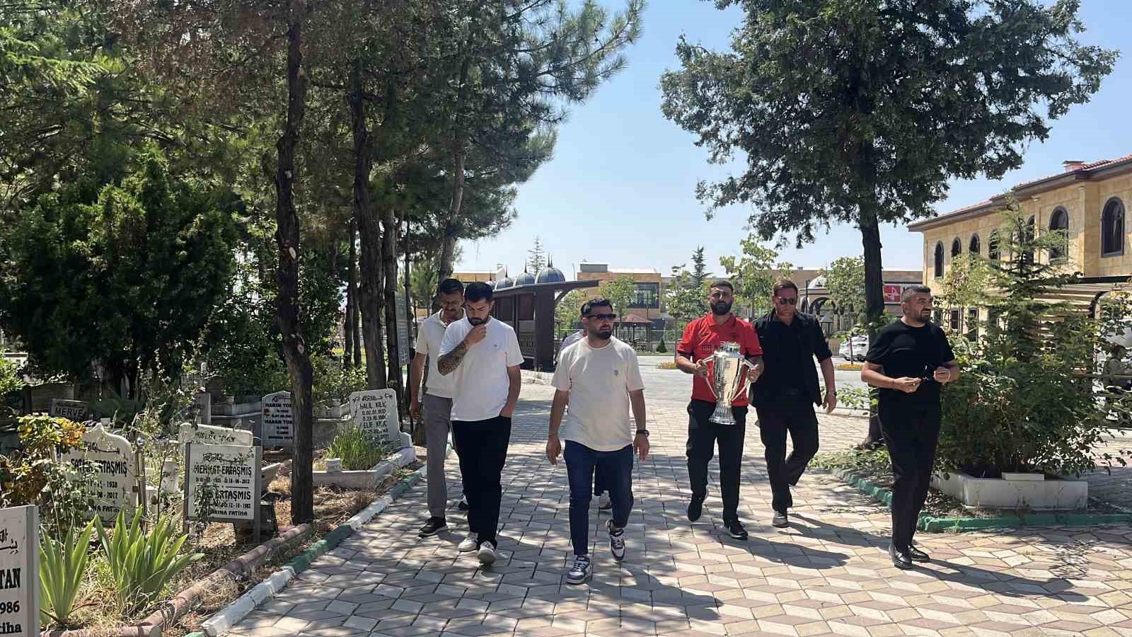 Çorum FK’nın şampiyonluk kupası, emektar gazetecisinin kabrine götürüldü