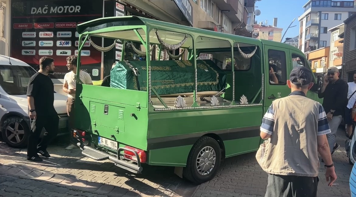 Haliç’te denize düşerek hayatını kaybeden tekne personeli son yolculuğuna uğurlandı