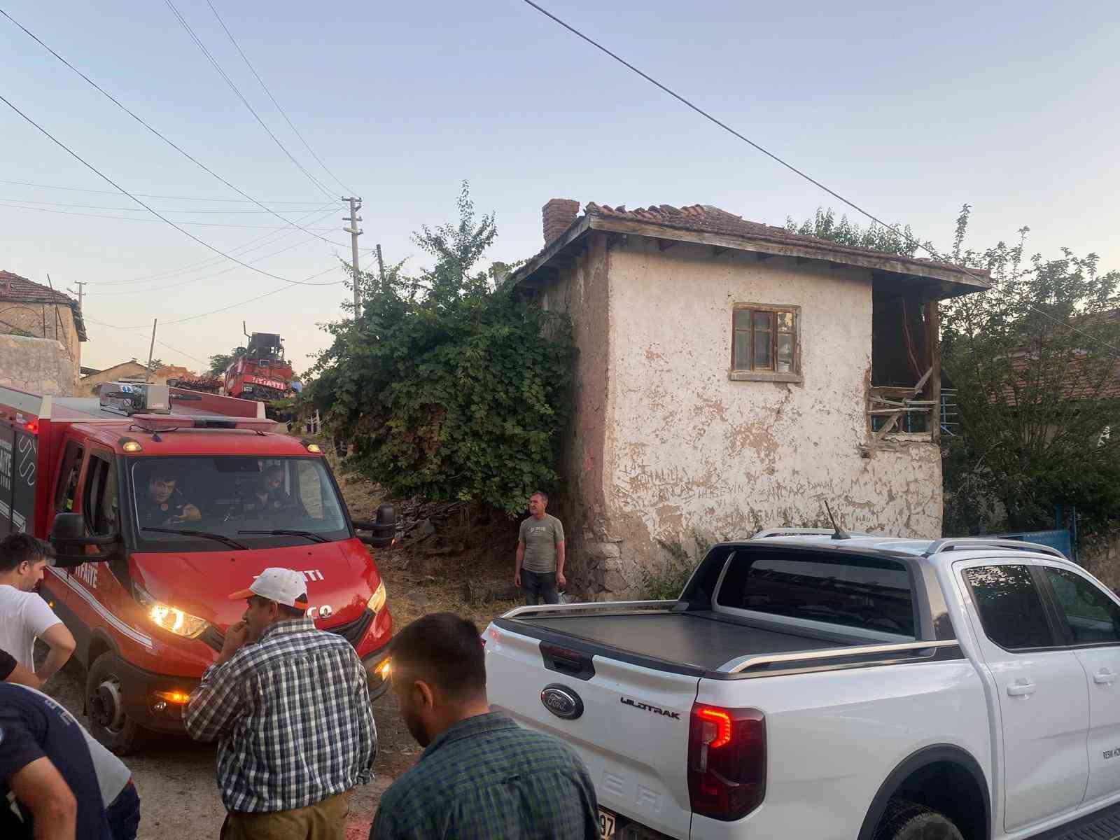 Eskişehir’de yangından dönen itfaiye aracı eve çarptı: 3 itfaiye eri yaralı