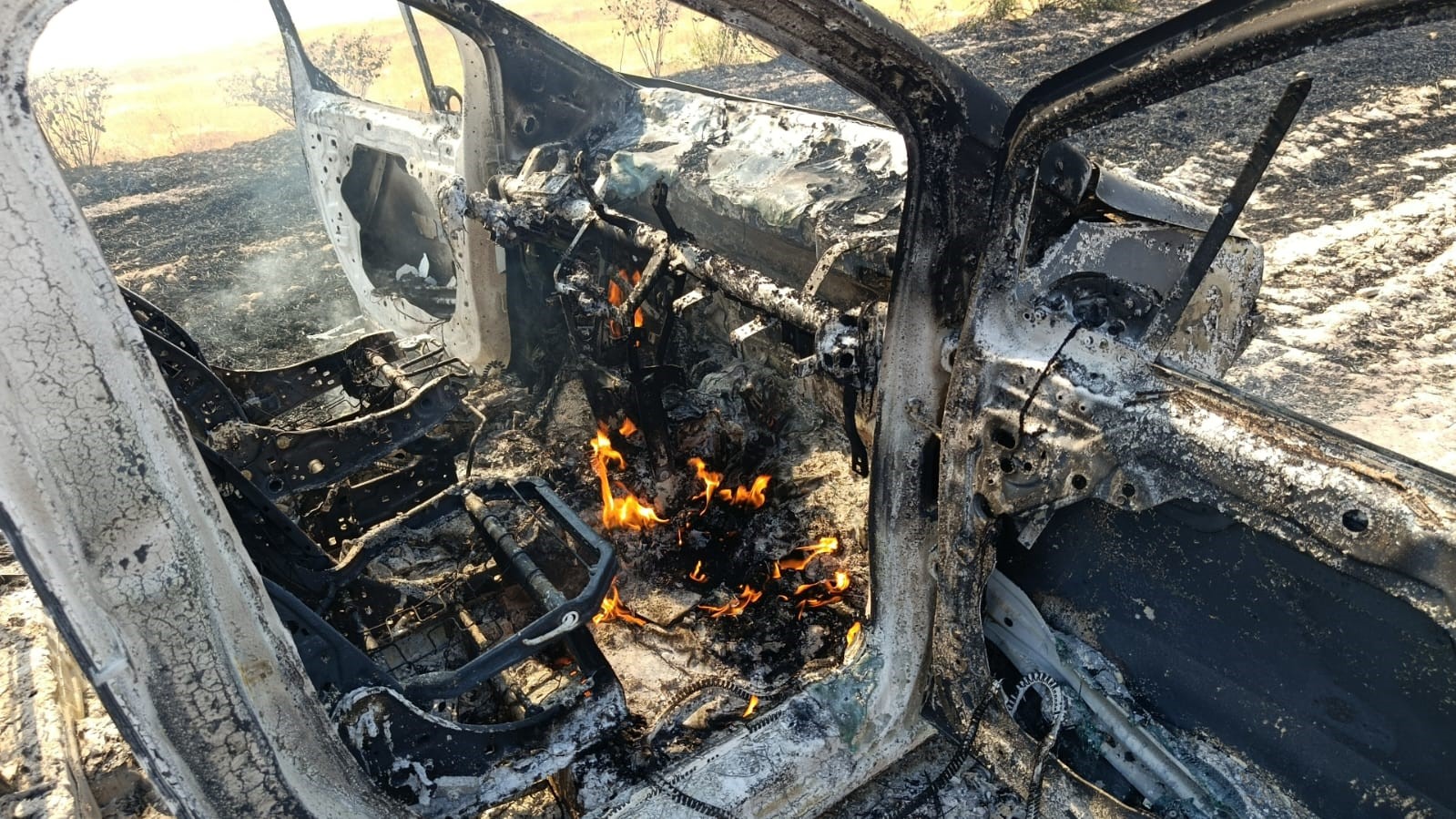 Çorum’da örtü yangınının sıçradığı hafif ticari araç küle döndü