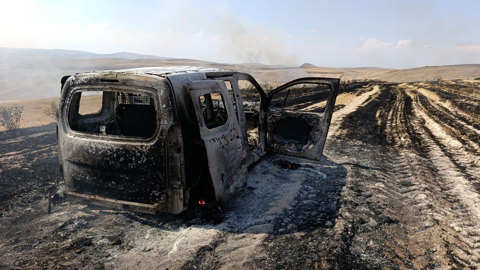 Çorum’da örtü yangınının sıçradığı hafif ticari araç küle döndü