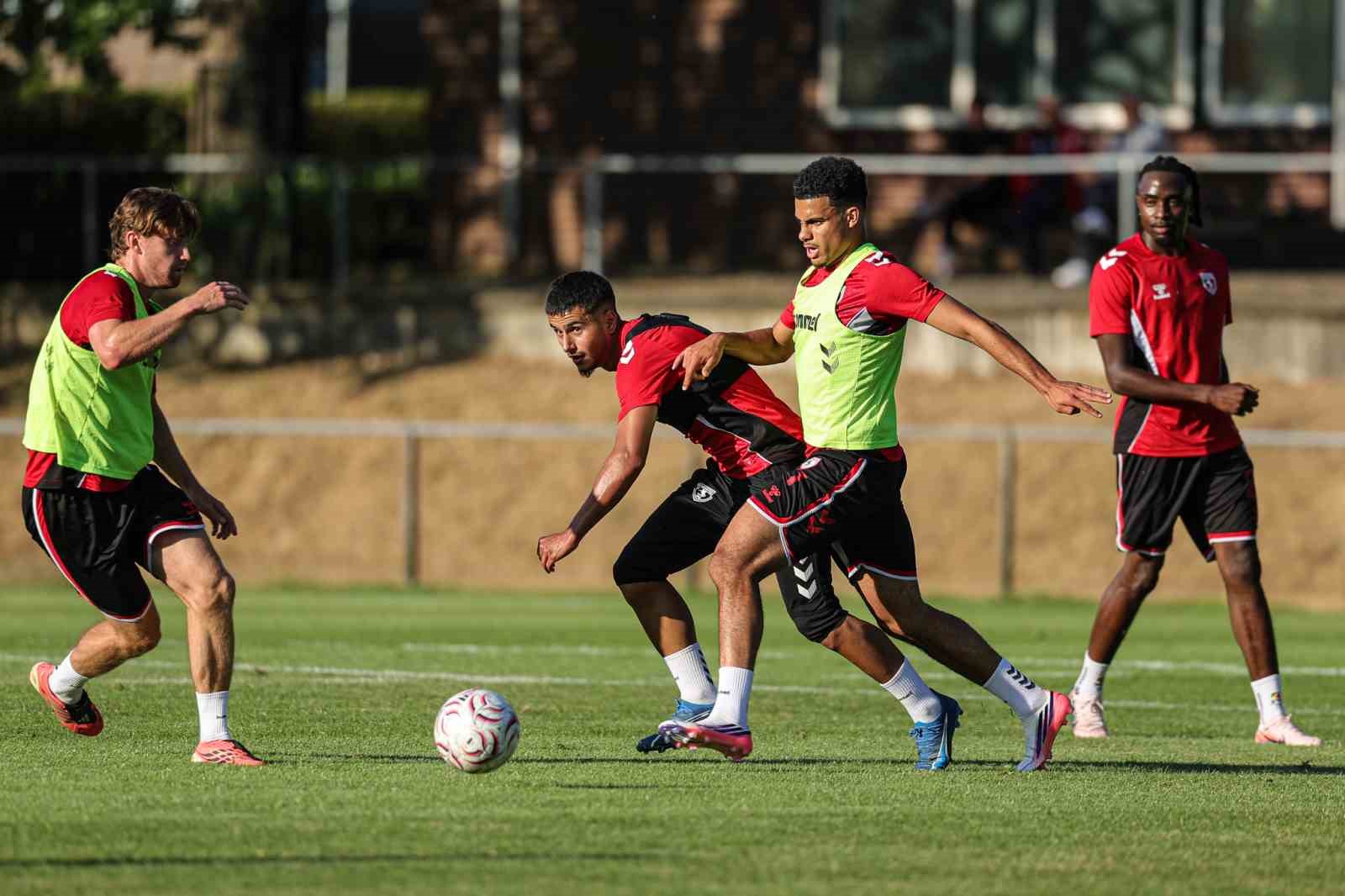 Samsunspor’un Hollanda kampı başladı