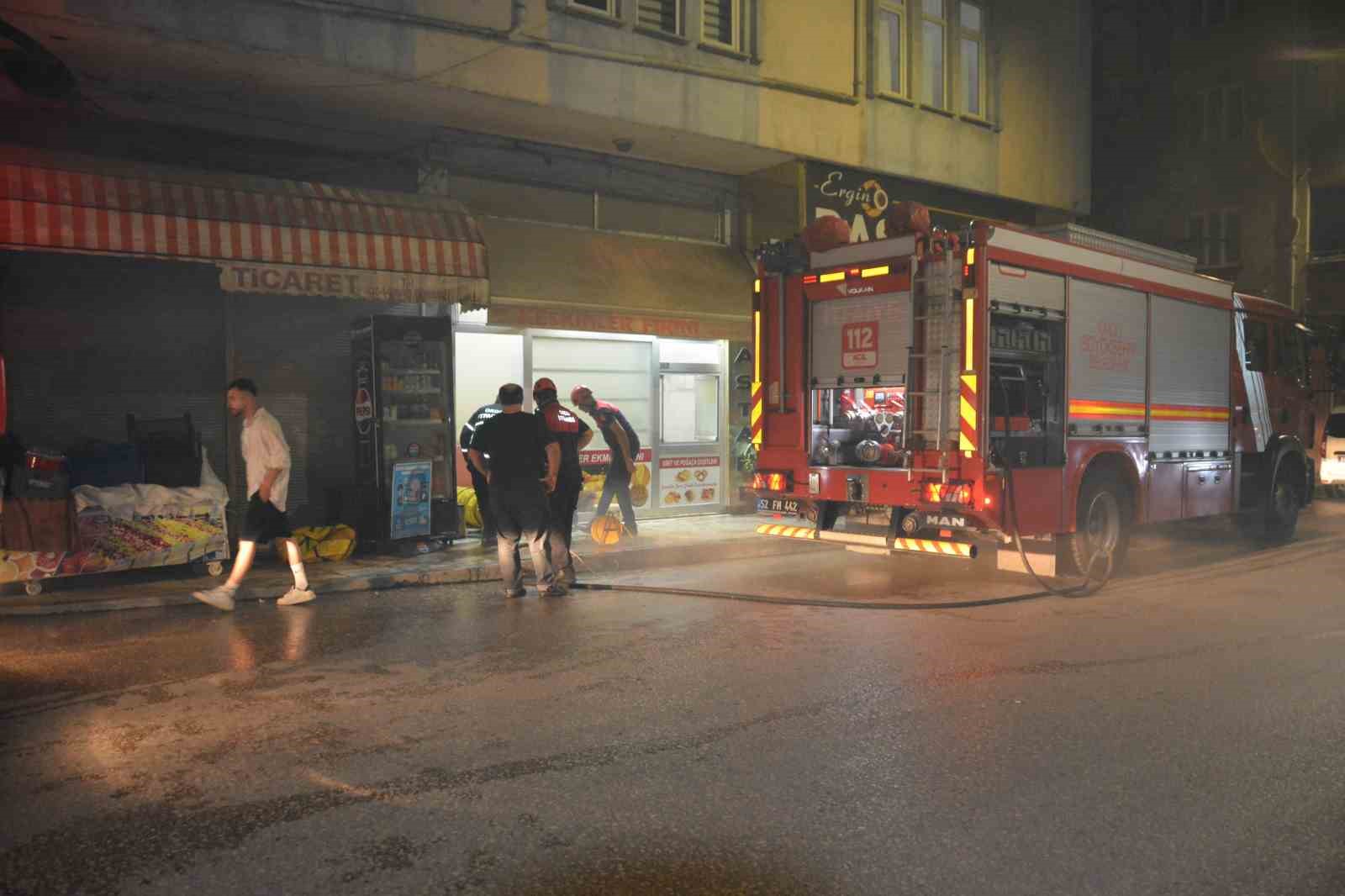 Ordu’da yanan fındık kabuğu çuvalı iş yerini dumana boğdu